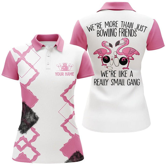 Personalisierte Bowling-Polo-Shirt für Damen mit pinkem Flamingo-Design - Wir sind mehr als Bowling-Freunde, wir sind eine kleine Gang - Q5969 - Climcat